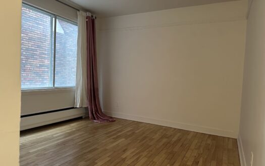 近地铁站Studio出租$1000